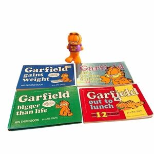 Garfield Vinyl Figure with Four Classic Garfield Books - Orange